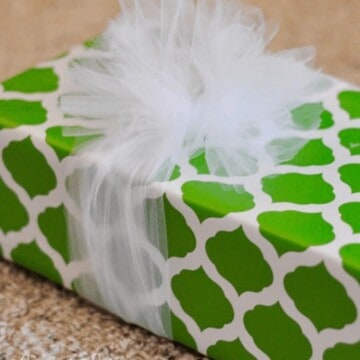 Really easy, beautiful way to tie a gift bow for Christmas presents!