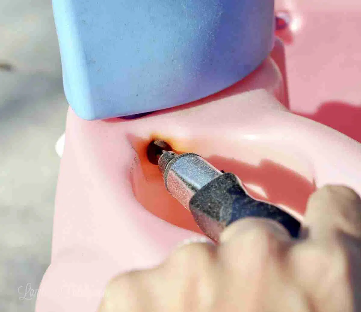 unscrewing top of cozy coupe from base.