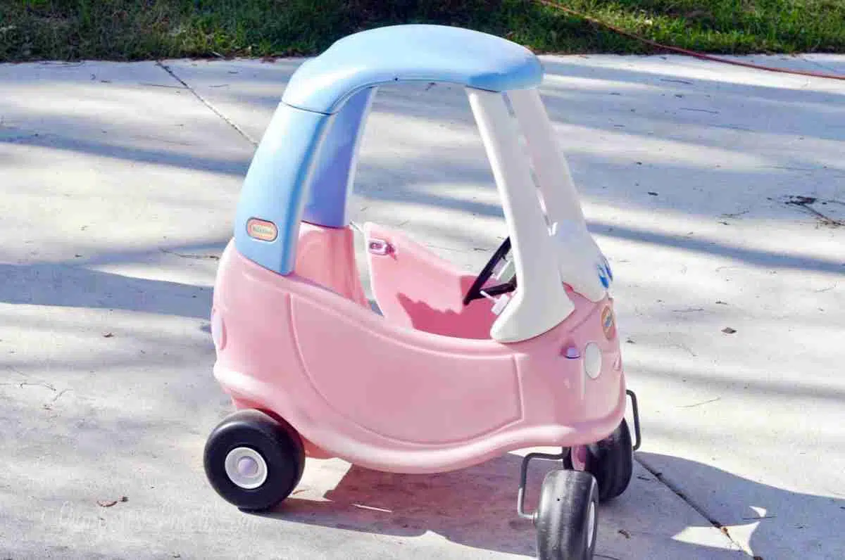 pink and blue little tikes cozy coupe before painting.
