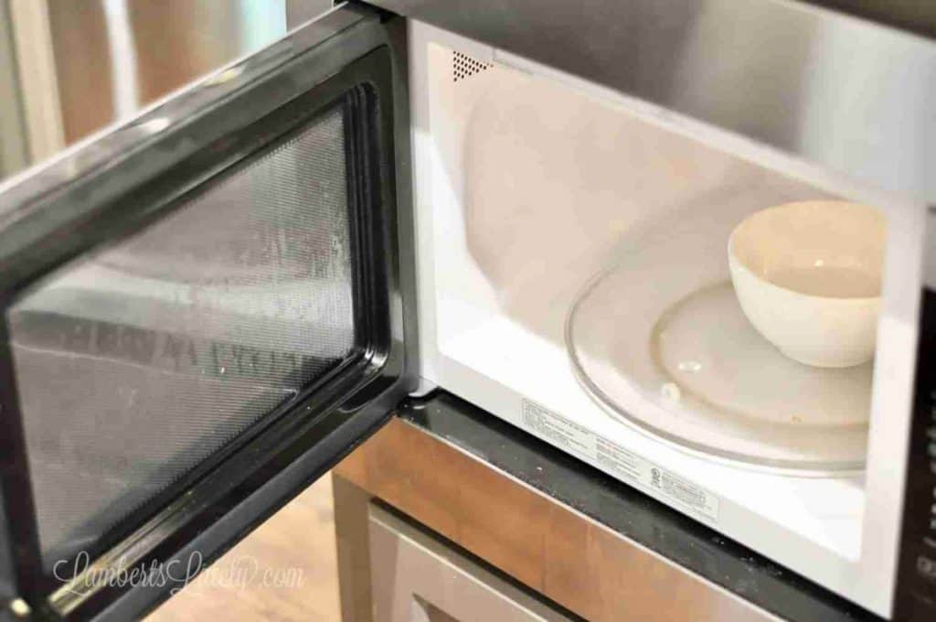 How to Clean a Microwave with Vinegar