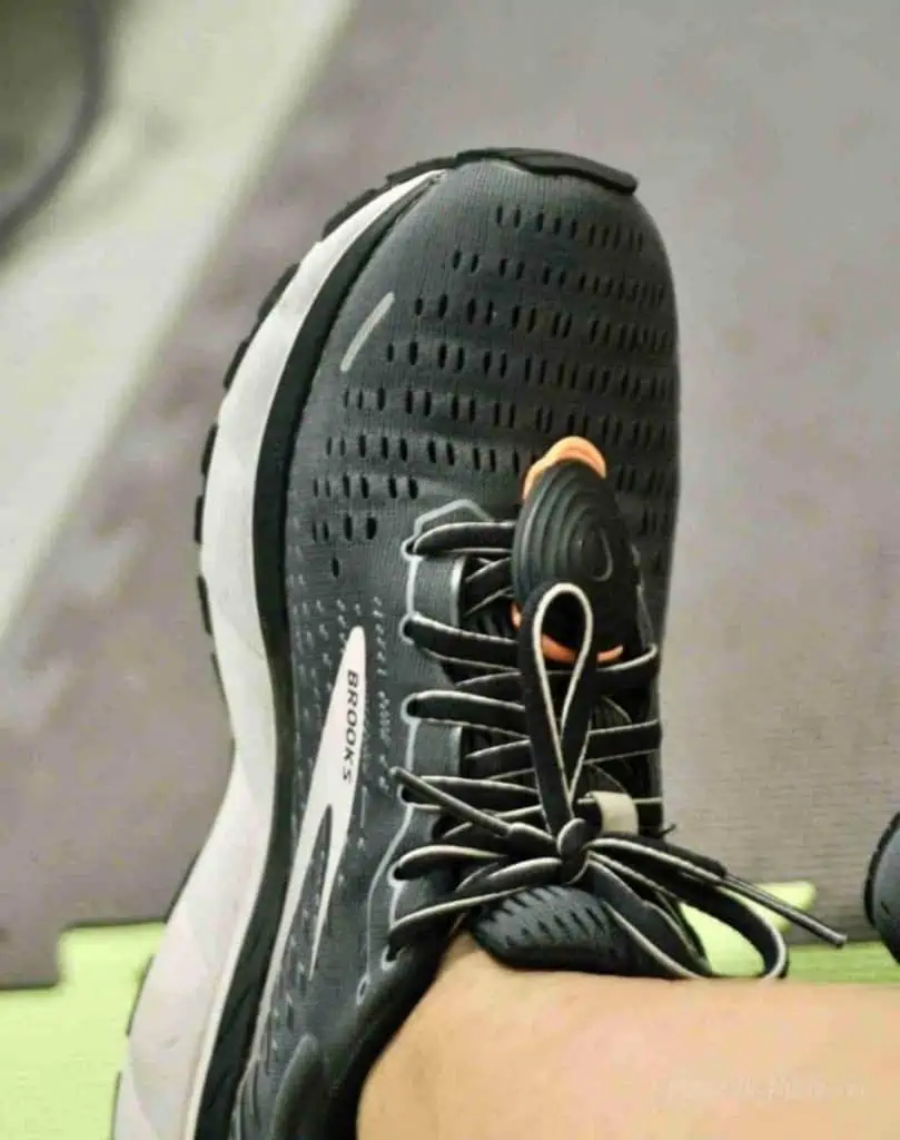 stryd pod on a pair of brooks sneakers.