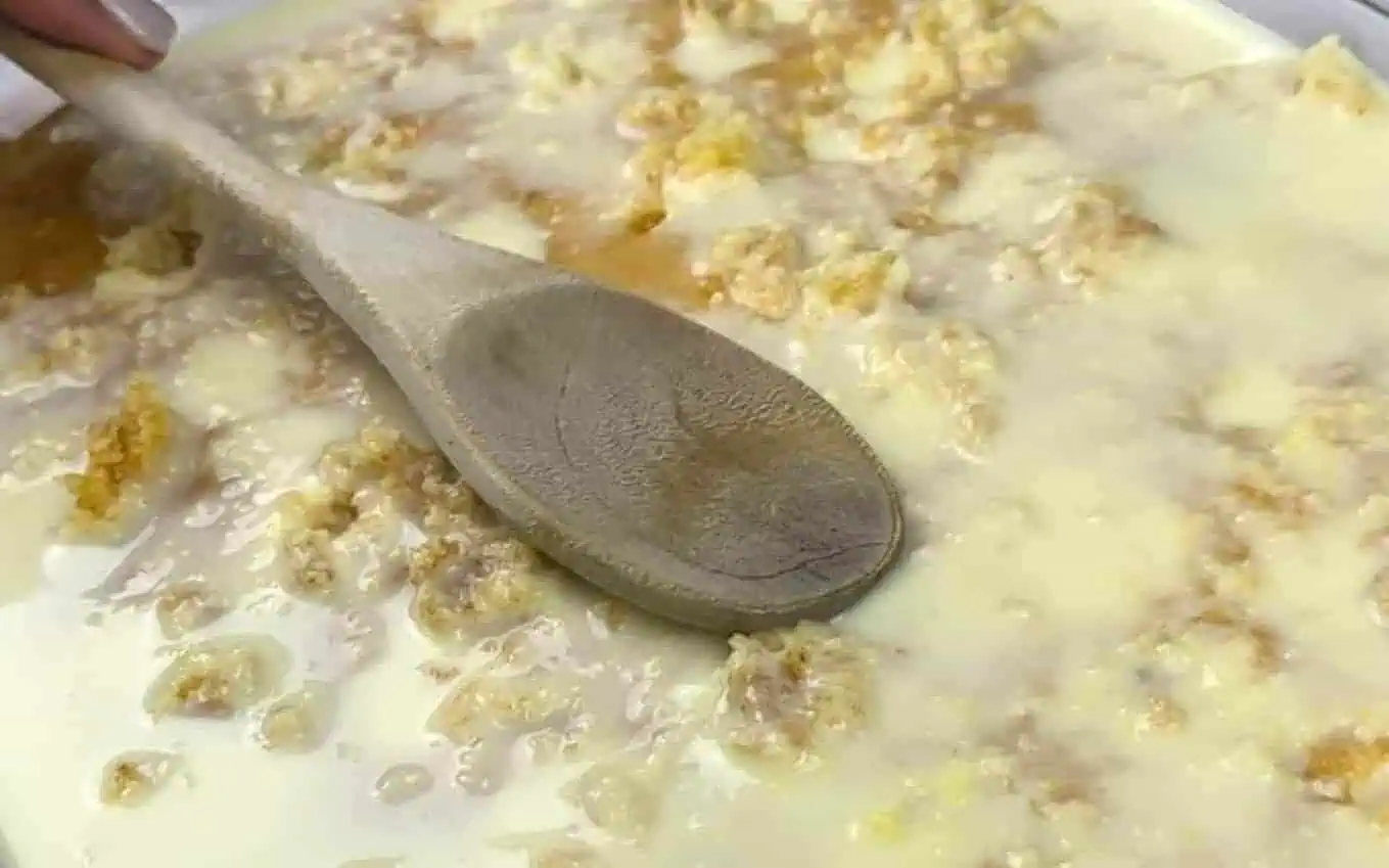 spreading pudding mix over banana cake.