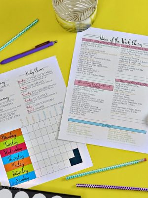 This collection of over 100 free home organization printables includes labels, cleaning checklists, meal plans, calendar templates, and even holiday goodies! You can use these sheets to build an easy home management binder.